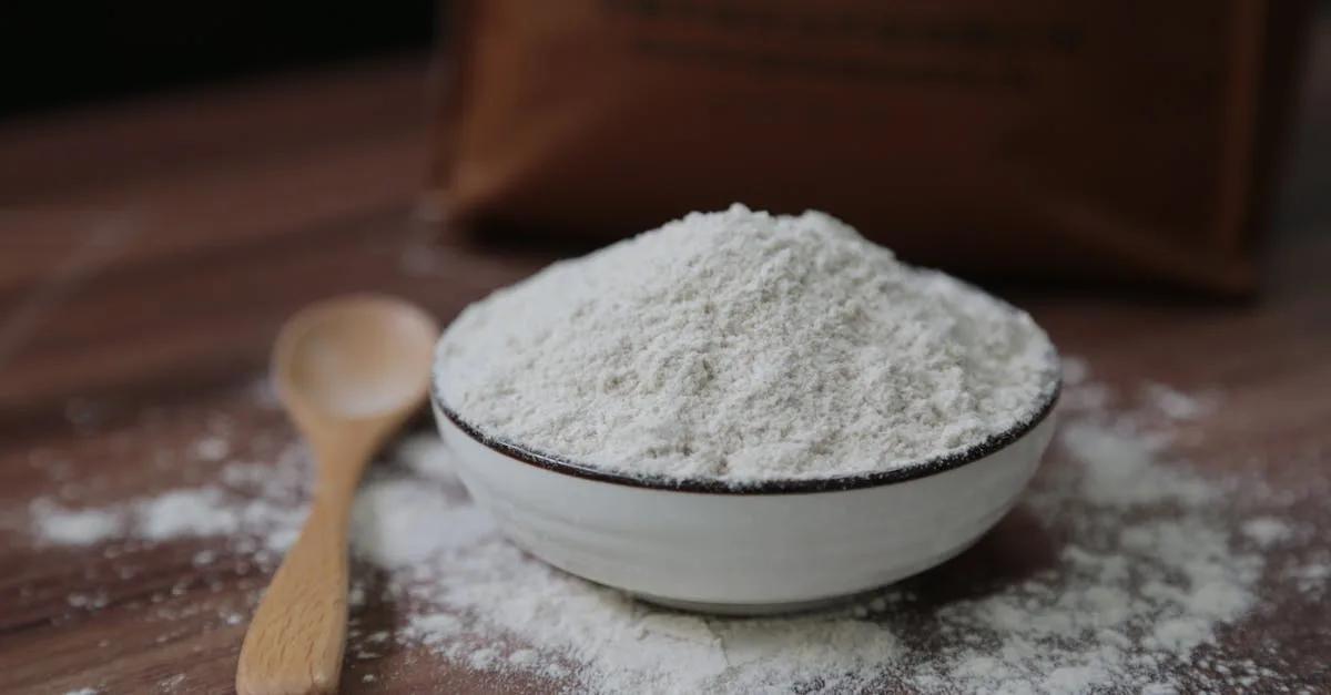 la gomme xanthane est un additif naturel utilisé comme épaississant et stabilisant dans les aliments et cosmétiques, offrant une texture améliorée et une meilleure conservation.