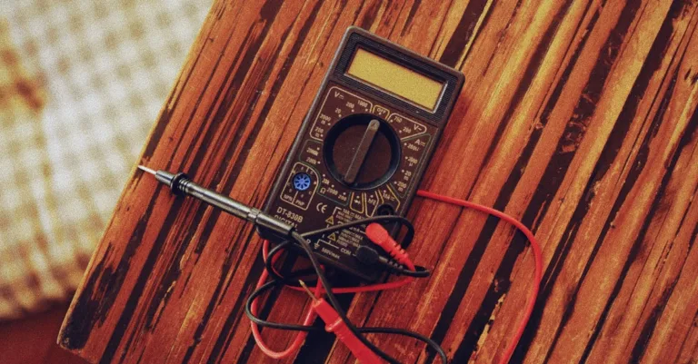 test d'étanchéité à l'air : évaluez la qualité de l'isolation de votre bâtiment pour améliorer son efficacité énergétique et réduire les pertes de chaleur.