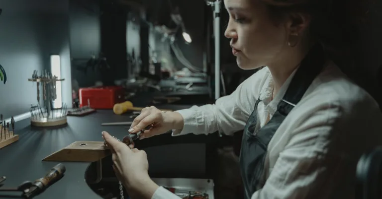 découvrez des bijoux artisanaux uniques, faits main avec passion et savoir-faire pour sublimer votre style au quotidien.