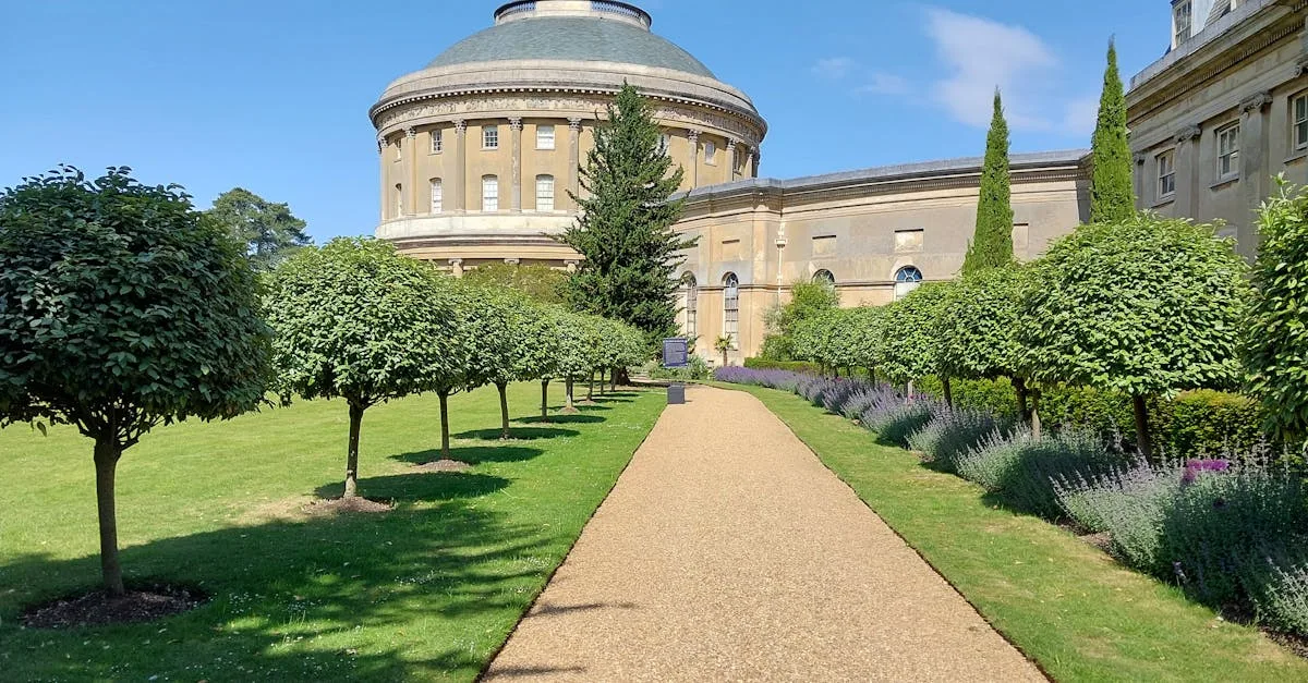 découvrez nos services d'aménagement paysager pour transformer et embellir vos espaces extérieurs avec créativité et expertise.