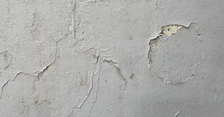 découvrez comment identifier, prévenir et réparer les fissures dans les cloisons sèches pour maintenir des murs solides et esthétiques.