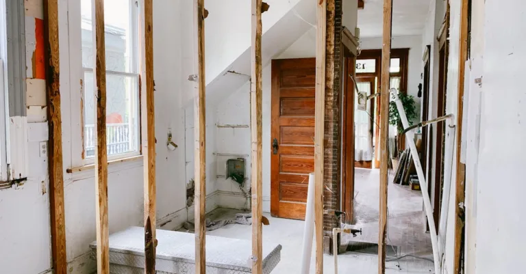 découvrez nos solutions de rénovation pour transformer votre intérieur et valoriser votre habitat avec des matériaux de qualité et un savoir-faire professionnel.