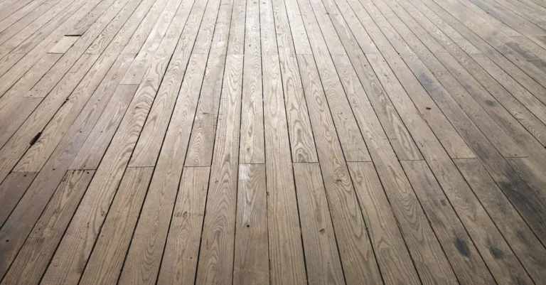découvrez les causes courantes des grincements de plancher et des solutions efficaces pour les éliminer rapidement et profiter d'un sol silencieux.