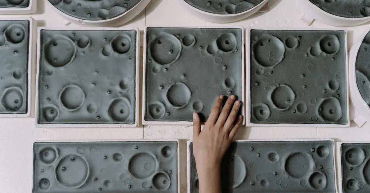 découvrez pourquoi un son creux peut apparaître après l'installation de carrelage et comment y remédier efficacement pour garantir la solidité et la durabilité de votre sol.