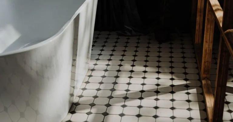 découvrez comment éviter et éliminer le noircissement des joints de salle de bain pour garder un espace propre et éclatant.