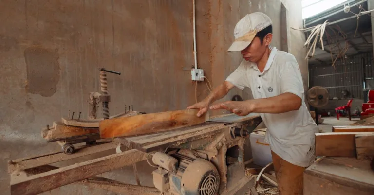 artisan fiable offrant des services de qualité et un savoir-faire reconnu pour tous vos besoins de réparation et de construction.