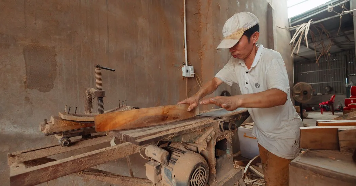 artisan fiable offrant des services de qualité et un savoir-faire reconnu pour tous vos besoins de réparation et de construction.