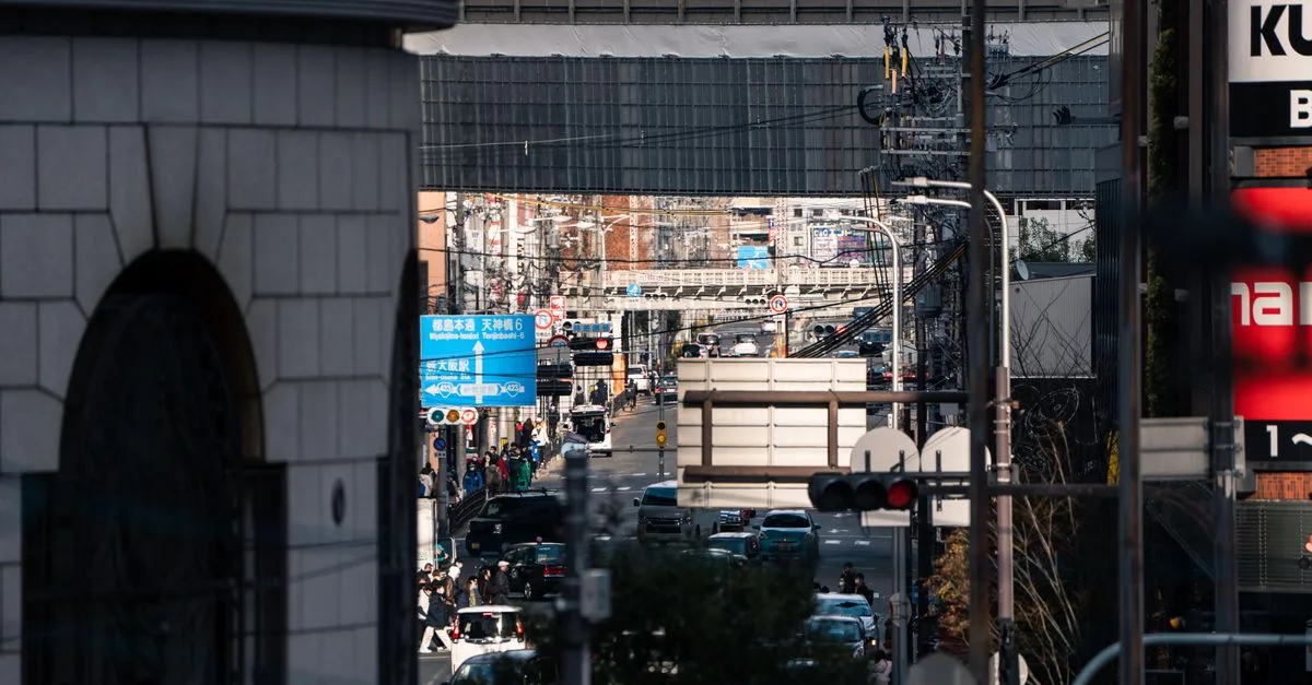 découvrez osaka, la vibrante métropole japonaise alliant tradition et modernité, célèbre pour sa cuisine délicieuse, ses sites historiques et son ambiance animée.