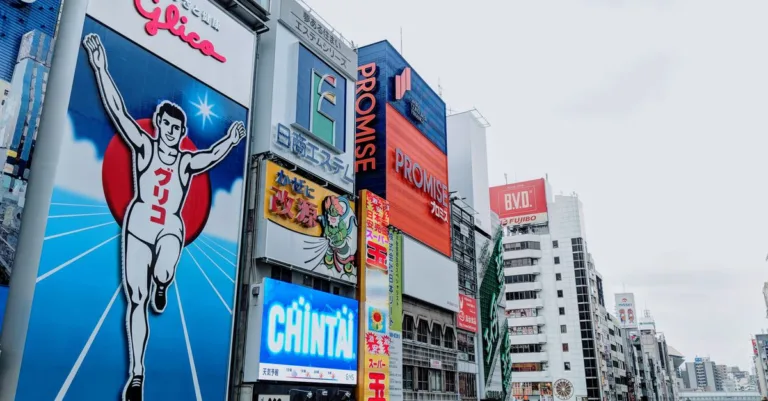 découvrez osaka, la vibrante métropole japonaise alliant culture traditionnelle, gastronomie savoureuse et quartiers modernes animés.