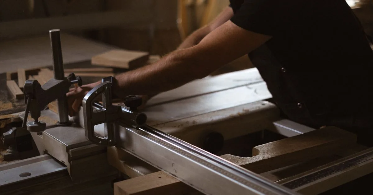 découvrez notre service de menuiserie sur mesure alliant savoir-faire artisanal et design personnalisé pour des créations uniques et adaptées à vos besoins.