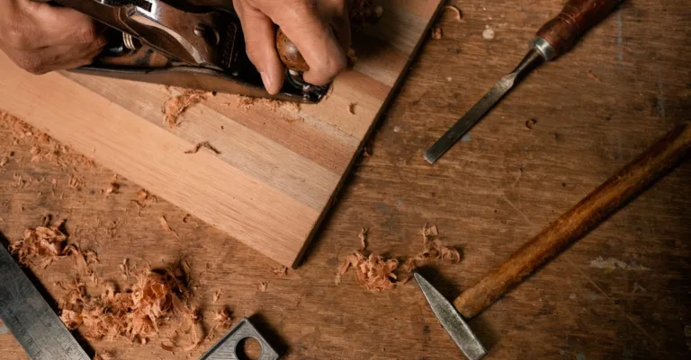 découvrez notre service de menuiserie sur mesure, alliant savoir-faire artisanal et design personnalisé pour répondre à tous vos besoins en aménagement intérieur.