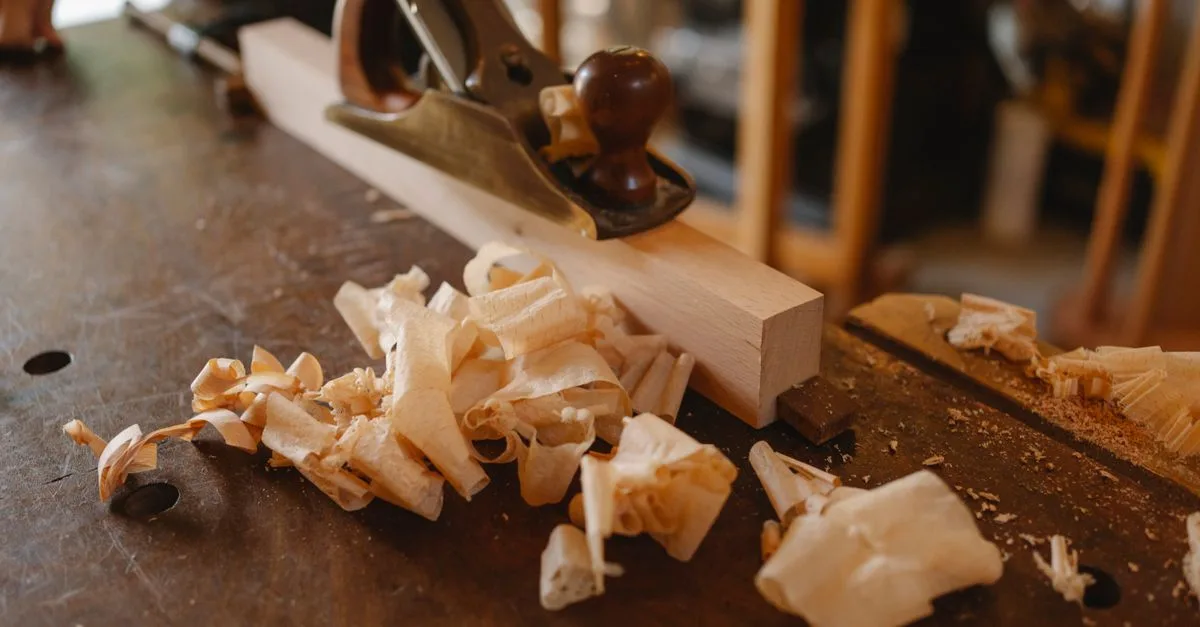 découvrez l'art de l'assemblage du bois avec nos techniques de menuiserie traditionnelles et modernes pour des créations durables et esthétiques.