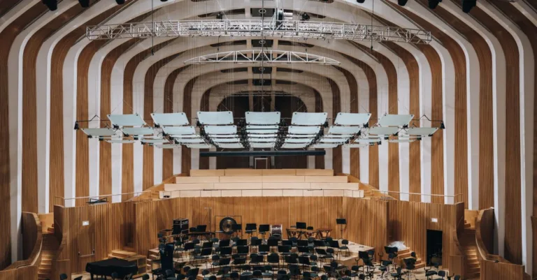 découvrez les plaques de plâtre acoustiques, idéales pour réduire les nuisances sonores et améliorer le confort phonique de vos espaces.