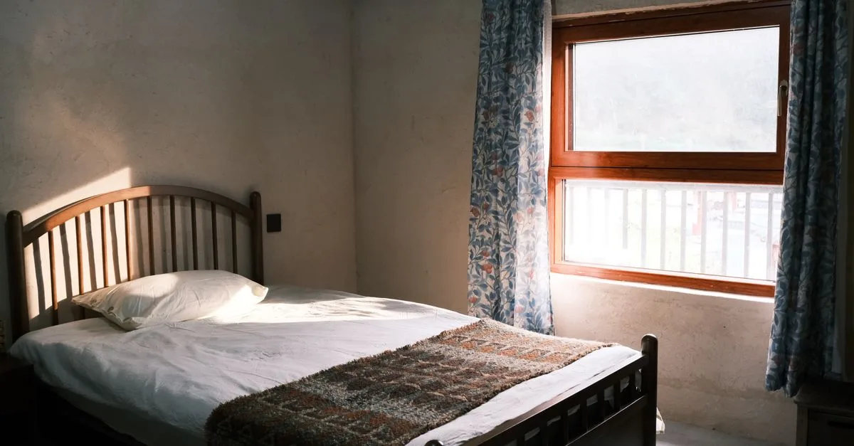 découvrez comment utiliser une couverture de survie sur vos fenêtres pour réduire la chaleur du soleil et améliorer le confort intérieur.