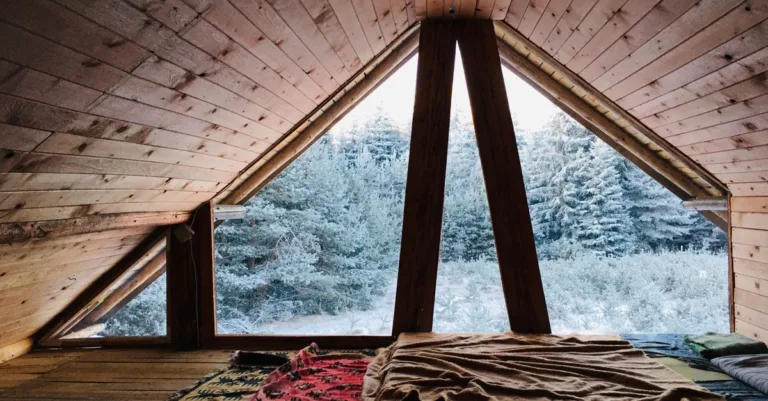découvrez comment utiliser une couverture de survie sur vos fenêtres pour limiter la chaleur et améliorer le confort intérieur.