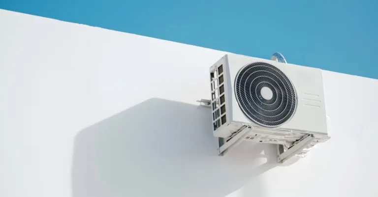 découvrez les exigences pour installer un chauffe-eau thermodynamique dans un garage : espace, ventilation, température, évacuation et raccordements.