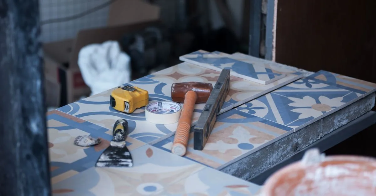 découvrez comment poser du carrelage sur des panneaux osb : préparation du support, étanchéité et choix des matériaux pour une pose durable.