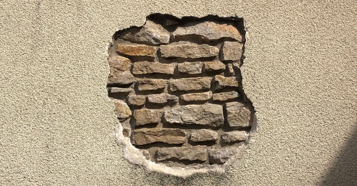 découvrez l'importance des weep holes pour assurer le drainage efficace de l'eau dans les murs et éviter les problèmes d'humidité et de dégradation.